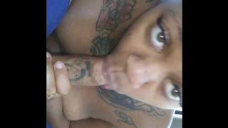 Татуированная негритянка в машине умело сосёт хер друга своего мужа