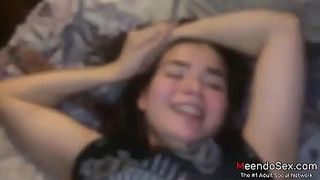 Русская тёлка глубоко заглатывает хуй волосатого мужика и кончает от ебли